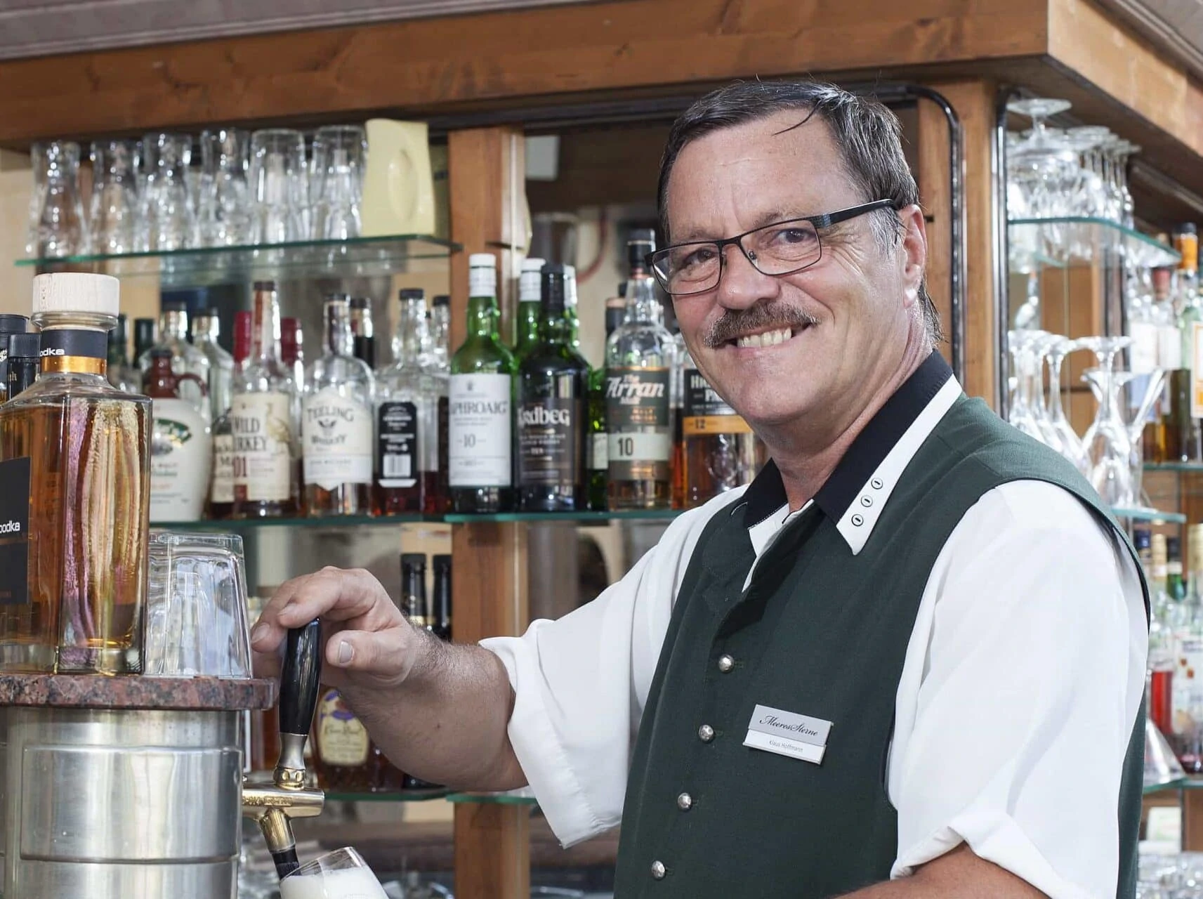 Hotel Forsthaus Damerow - Unser Barkeeper freut sich auf Sie!