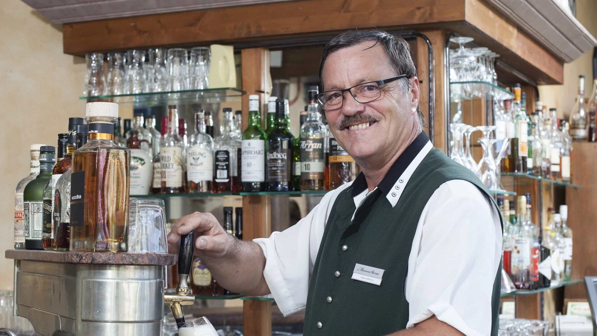Hotel Forsthaus Damerow - Unser Barkeeper freut sich auf Sie!