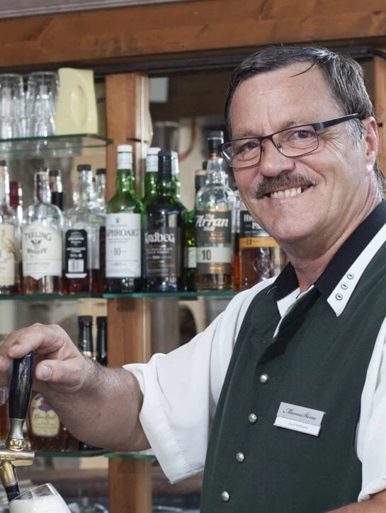 Hotel Forsthaus Damerow - Unser Barkeeper freut sich auf Sie!