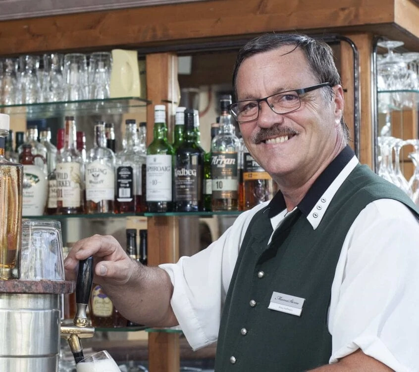 Hotel Forsthaus Damerow - Unser Barkeeper freut sich auf Sie!