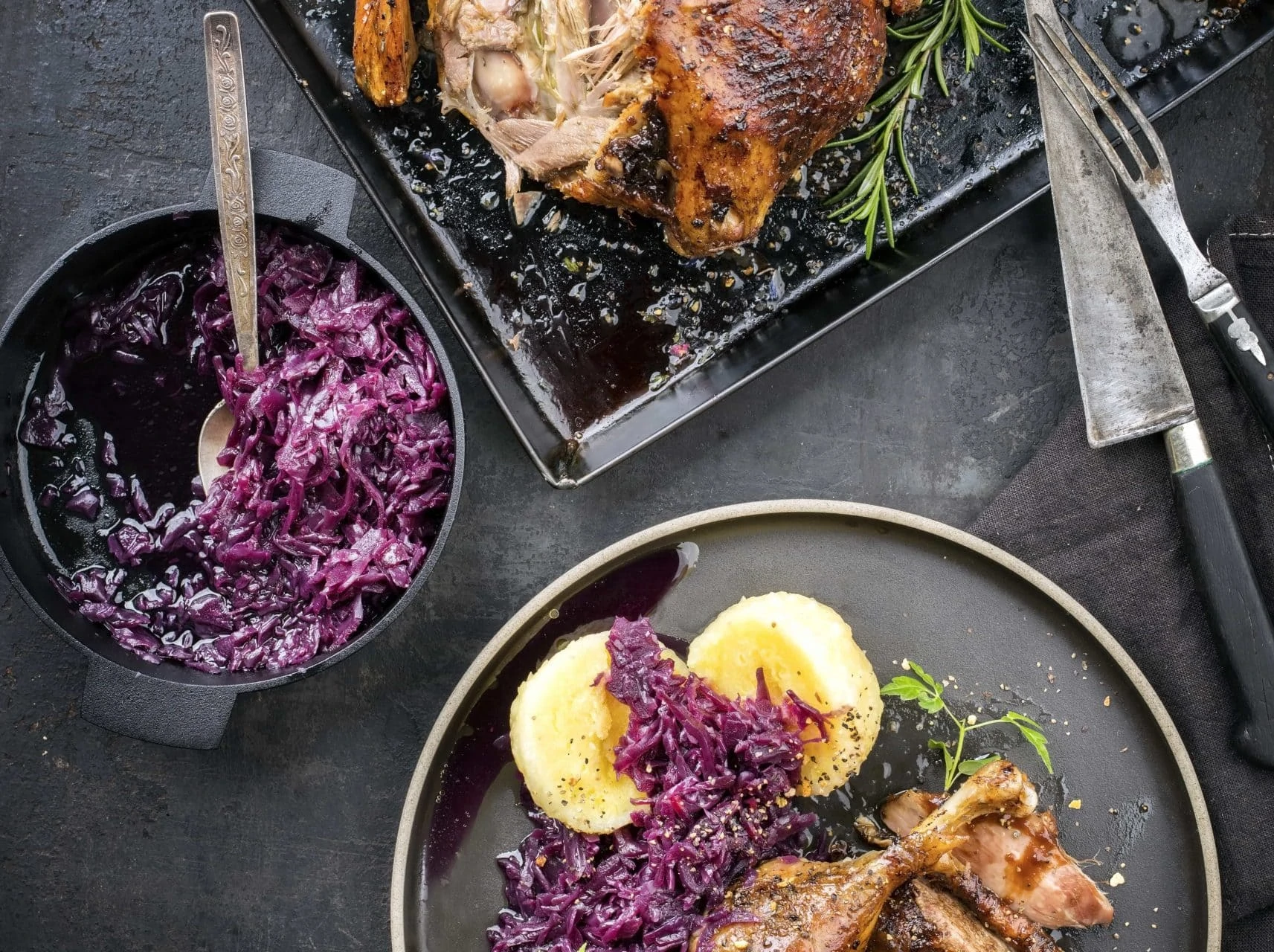 Traditionelle gebratene Weihnachts Ente mit  Kartoffel Knödel und Blaukraut als Draufsicht  auf einem Teller