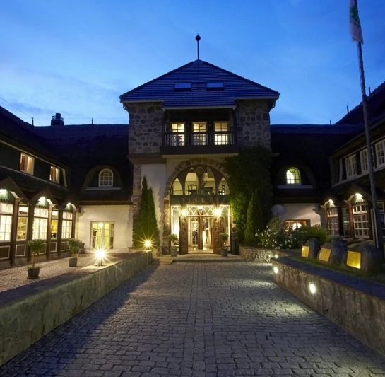 Eingangsbereich Hotel Forsthaus Damerow abends