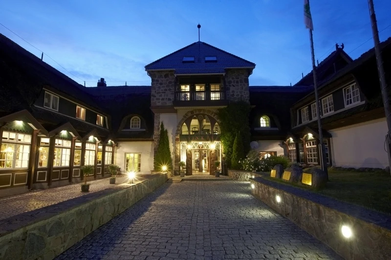 Eingangsbereich Hotel Forsthaus Damerow abends