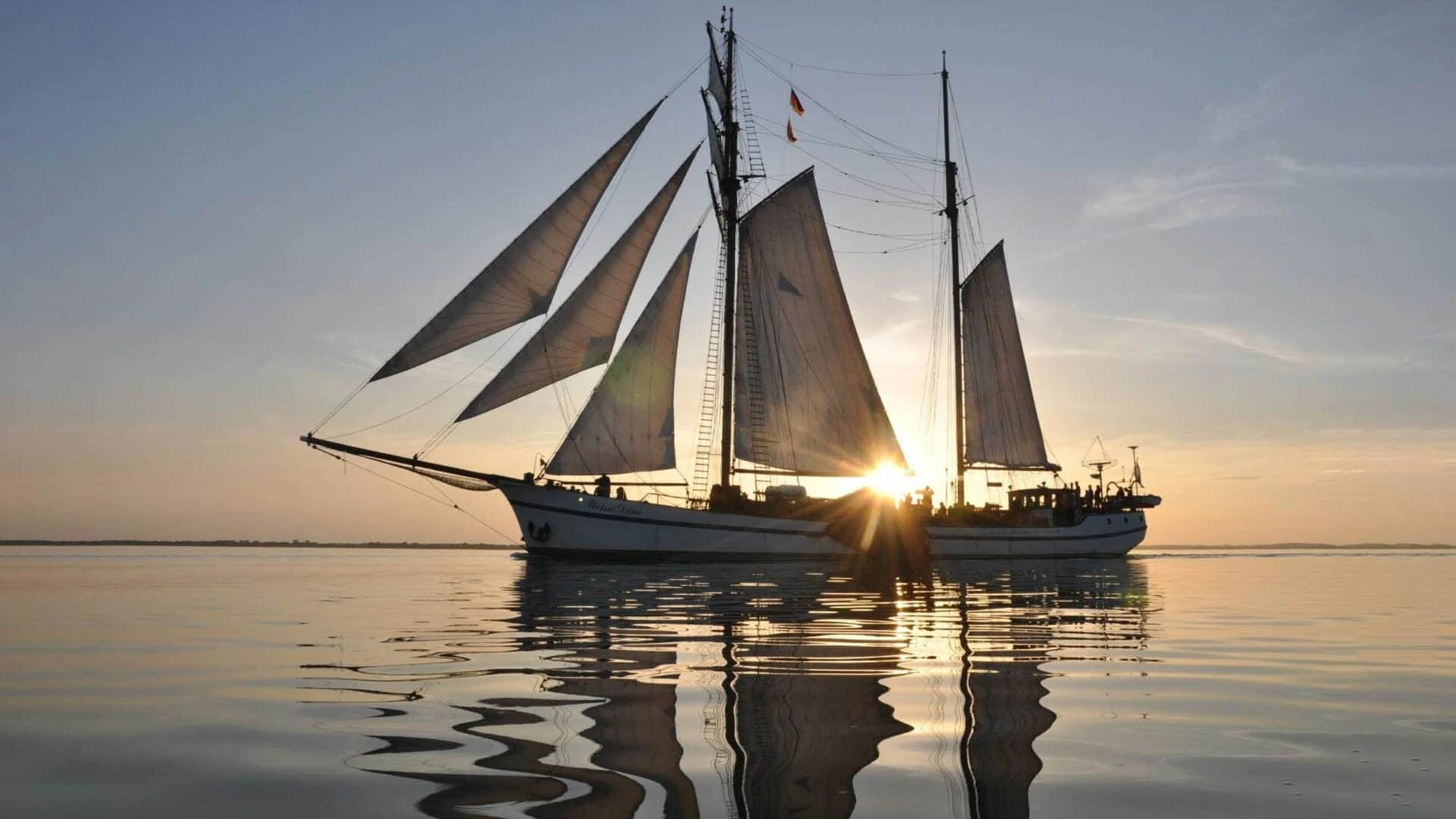 Mit dem Segelboot auf dem Achterwasser