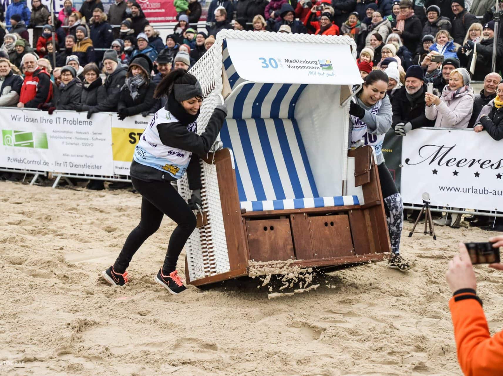Strandkorb-Wettrennen am Strand