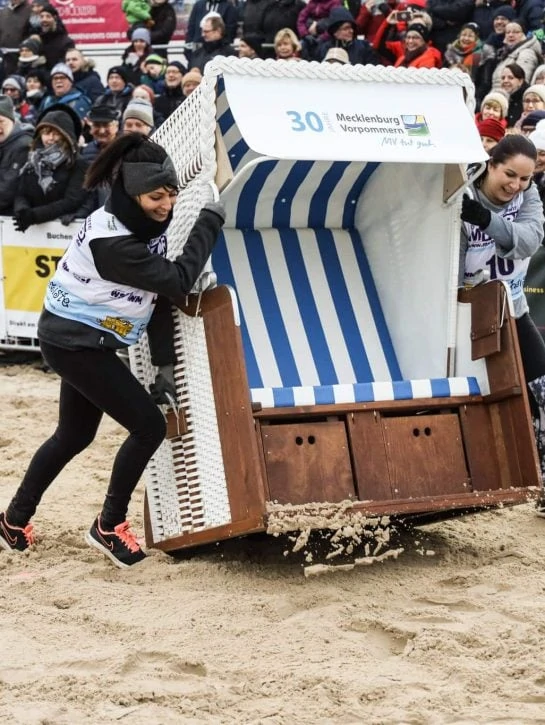 Strandkorb-Wettrennen am Strand