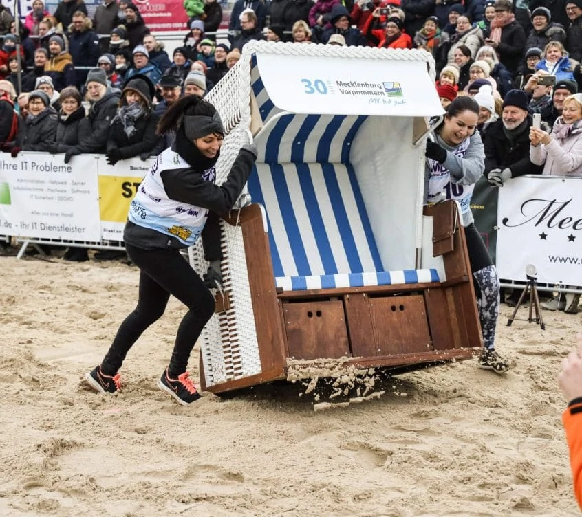 Strandkorb-Wettrennen am Strand