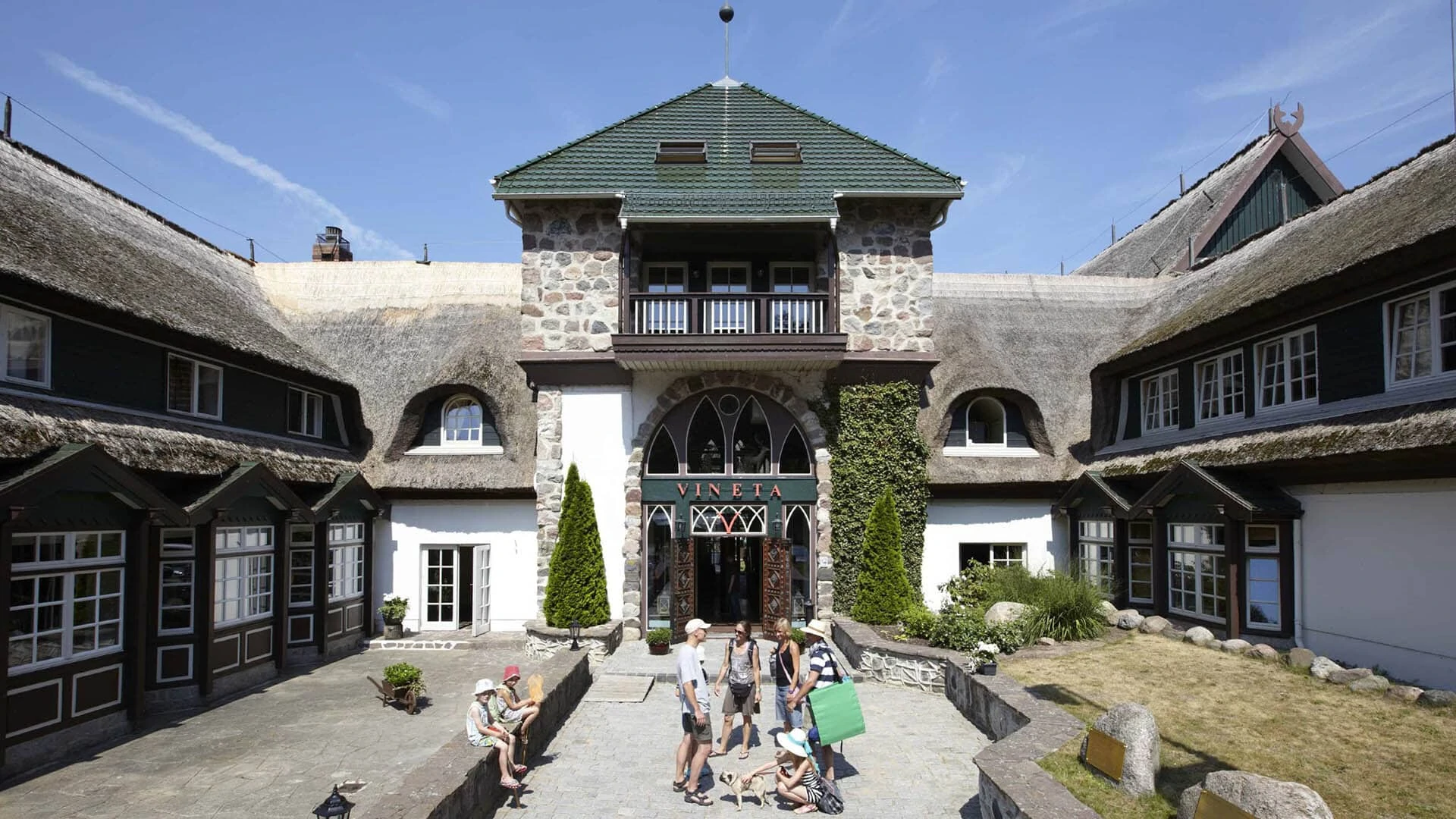 Hotel Forsthaus Damerow | Eingangsbereich im Sommer
